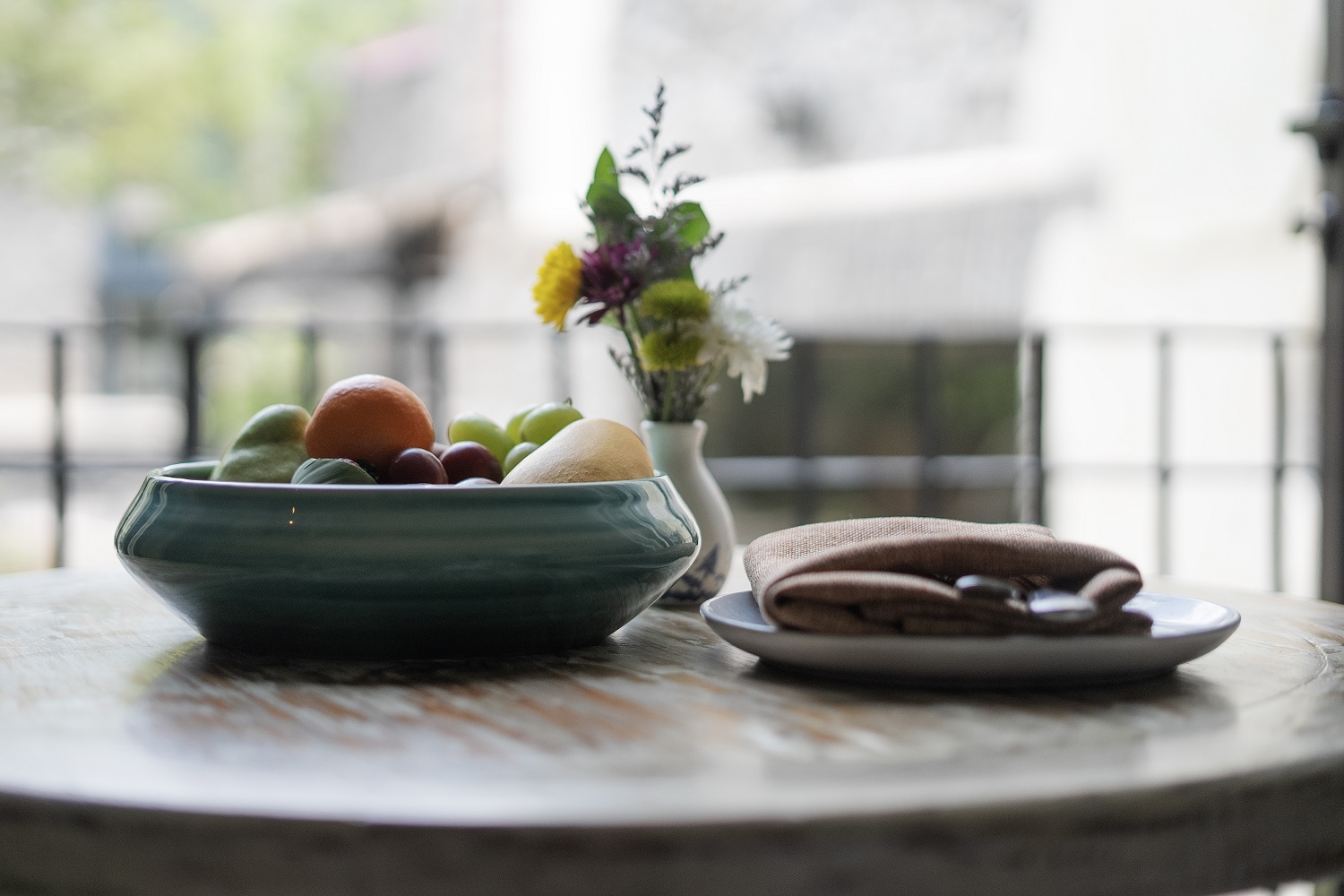 Fruit bowl and flowers on a table, creating a serene ambiance at Banyan Tree Puebla In-suite dining.